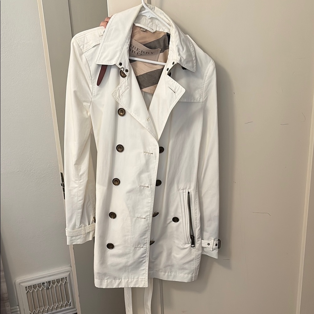 Burberry White Trench Coat with Notched Lapel and Epaulettes